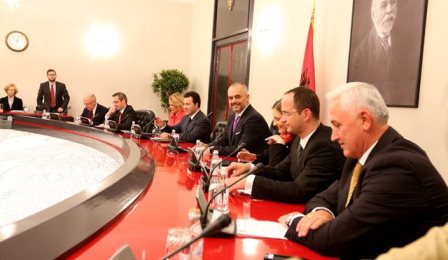 Borxhi publik ende i larte, pritet te shkoje ne 73.2 per qind